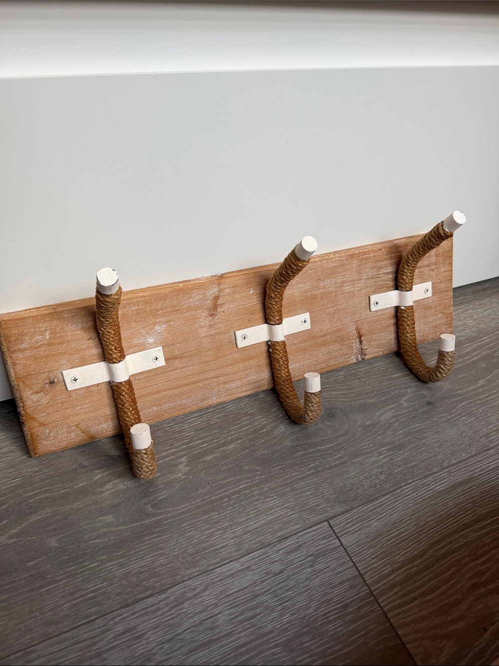 Rustic Rope Wall Hook Rack in Brown and White